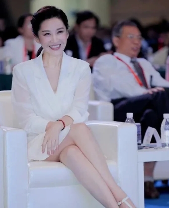 惊艳时光的美人！翻看她年轻时的照片，我瞬间被震撼到了！

标准的鹅蛋脸，灵气四溢