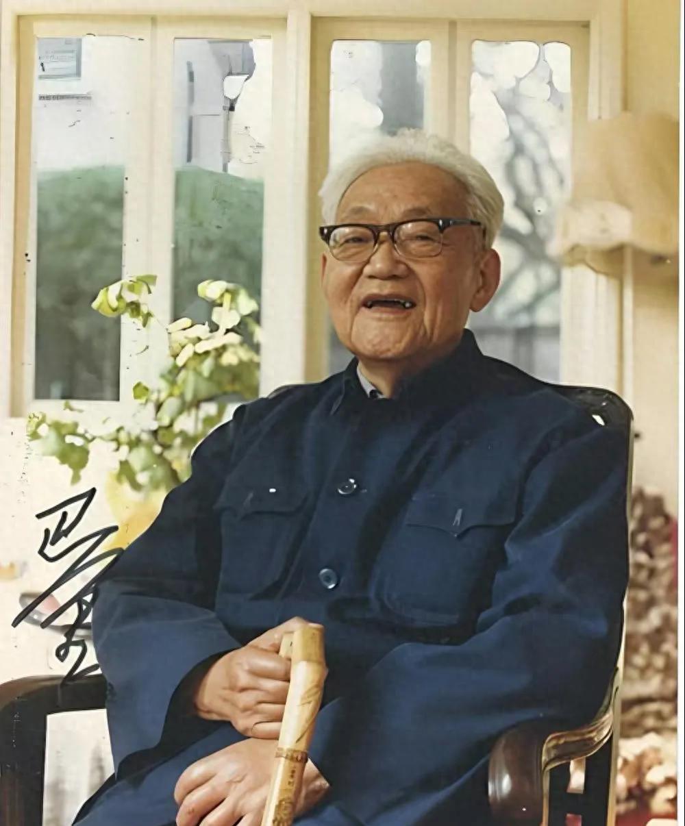 1936年，32岁巴金邀请19岁女粉丝到自己家做客，女粉欣然赴约。谁知，半晌后她