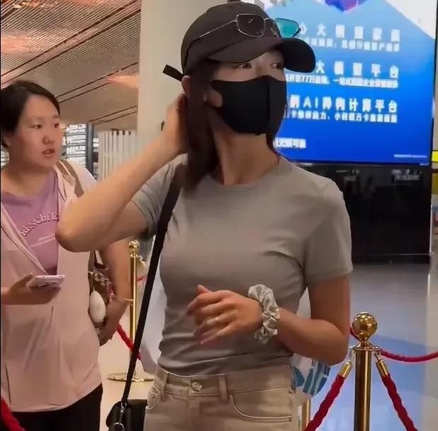 吴谨言产后首秀杀回内娱！机场生图状态惊人，于正暗藏大招引爆期待
内娱