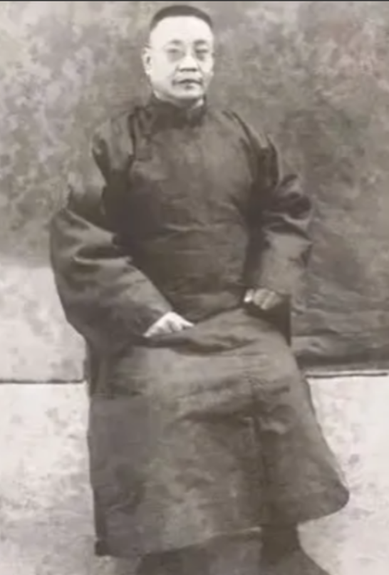 1916年，谭延闿翻身跳到母亲棺材上，大喝喊：“我谭延闿已死，抬我出殡！”族人见