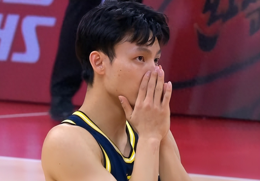 广东男篮主场94-88险胜男篮，险遭16分大翻盘。广东队实力占优，正常发挥的话，