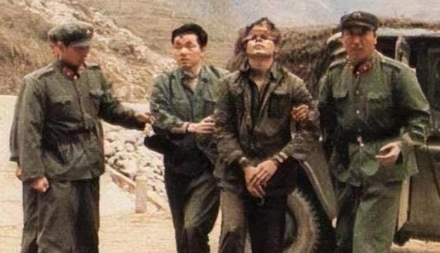 1990年，在中越战俘遣返仪式上，“叛变”军官汪斌拖着仅37公斤重的身体，颤颤巍