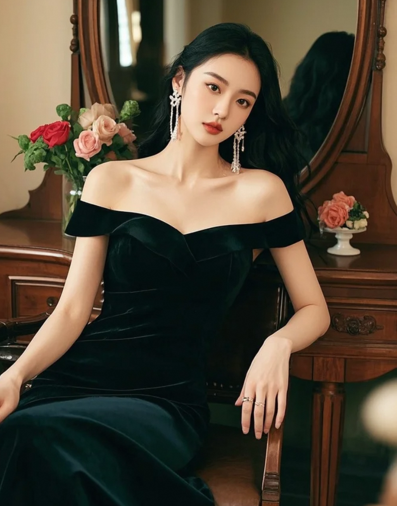 她坐在老木椅上梳妆，像是从旧时光里走出来的女子。