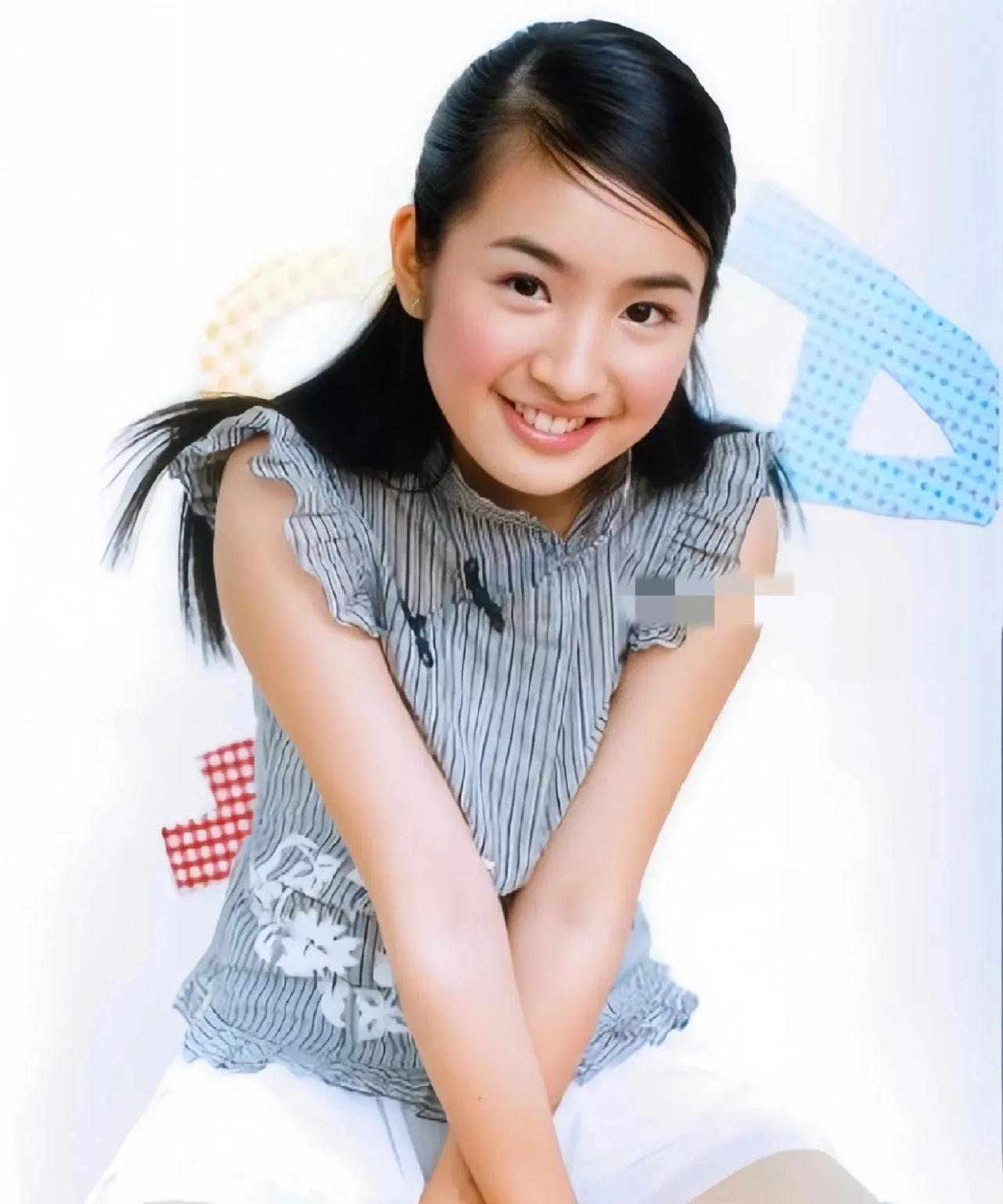 刚出道不久的林依晨，真的好可爱啊，圆乎乎的脸蛋太招人喜欢了。#林依晨#