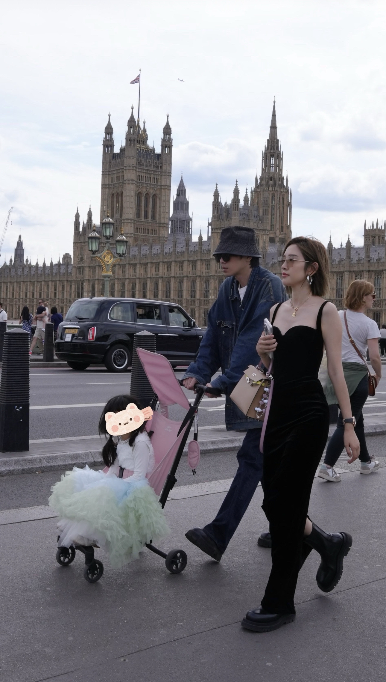 张若昀和唐艺昕英国街头带娃被偶遇，网友: 为什么孩子这么大了还要推着呢？