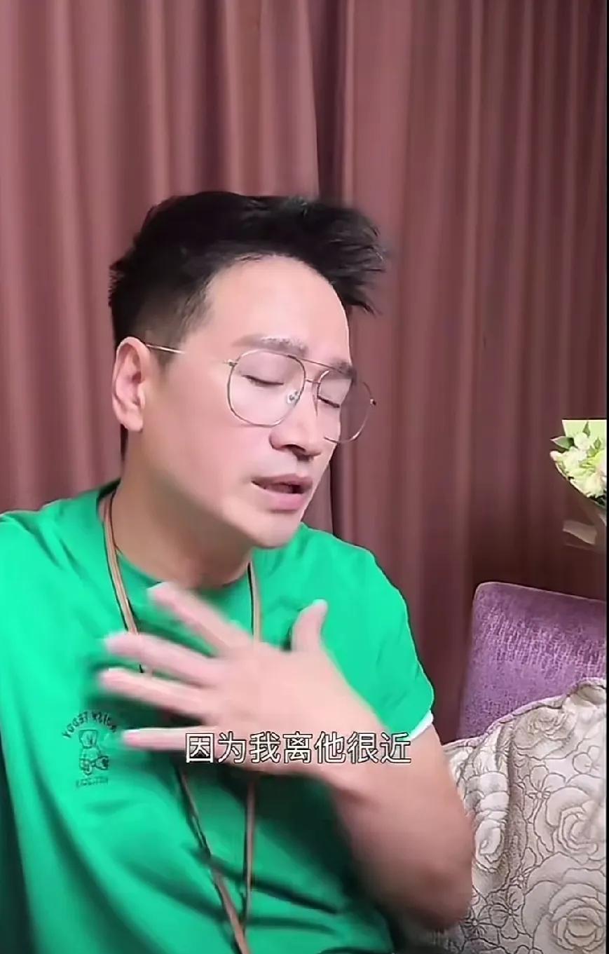 何晟铭讲话
真的太有水平了！
难怪于正在他面前拍照都是一脸娇羞，不是因为他会说，