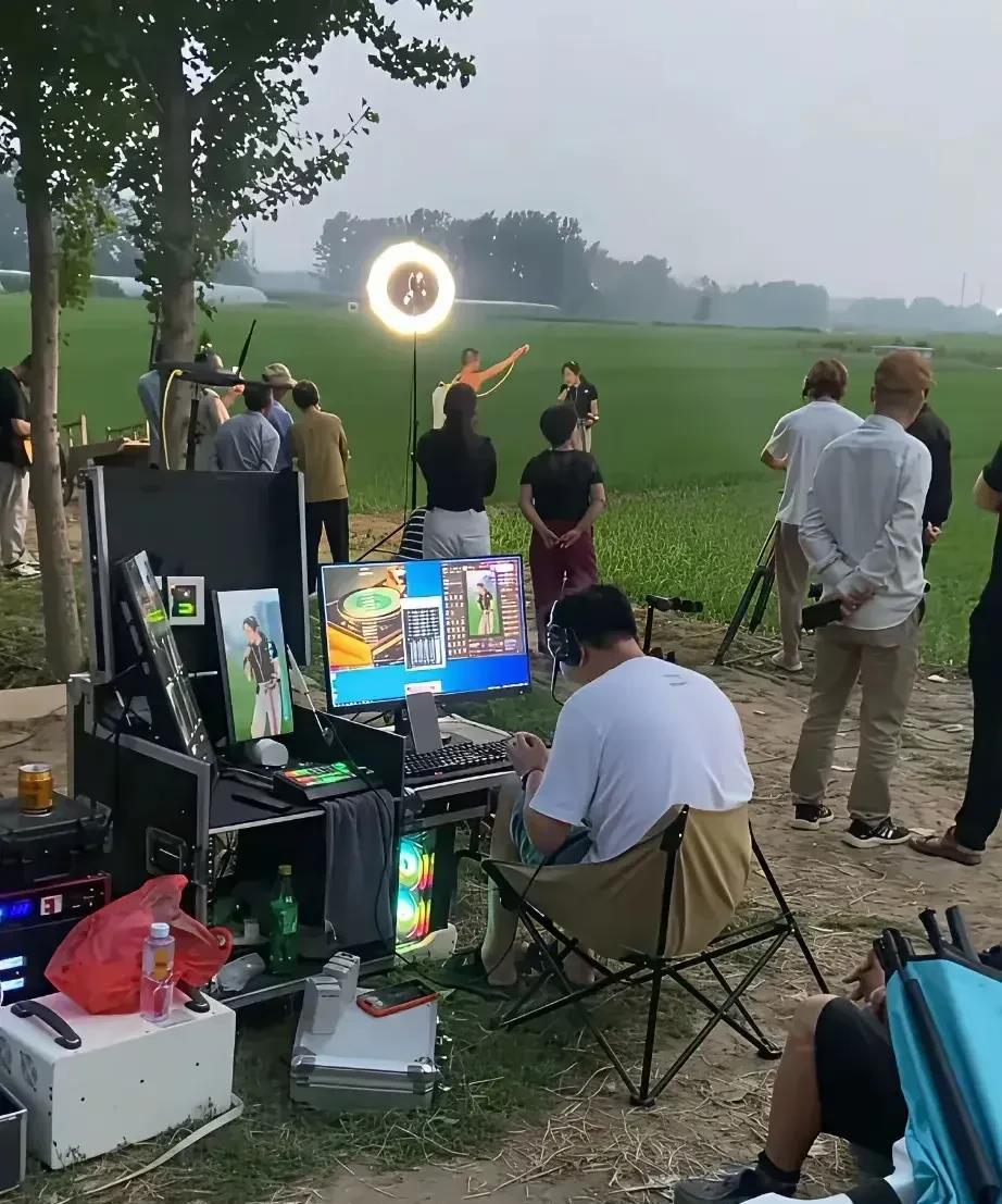 万万没有想到，稻田里居然都有人在直播，看着直播真的很赚钱啊。