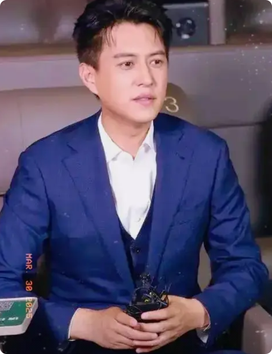 靳东特别通透的一句话：

“没有任何人会成为你以为的避风港，只有你自己才是最后的