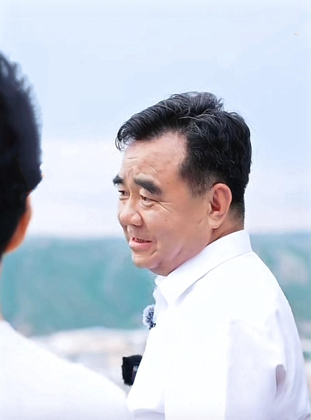 甘肃庆阳市委书记黄泽元，可能是陪董宇辉直播的第一个地级市委书记，赢得一片叫好和赞