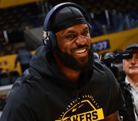 NBA杯小组赛，湖人129-119战胜独行侠。
本场比赛，湖人球员勒布朗-詹姆斯