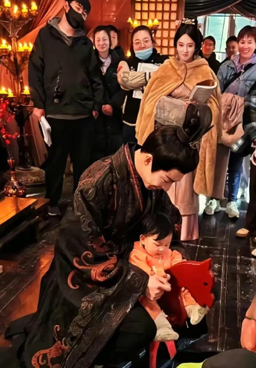 《折腰》里魏劭的女儿出生，
是不是有点过于隆重了，
要知道在原著里面，关于魏劭的