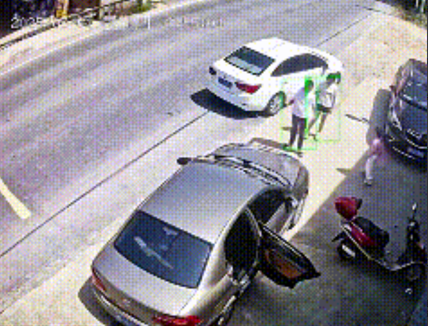 哎！瞧这一家子……
先看男人停车的位置，就能猜到接下来会发生点什么！
果不其然，