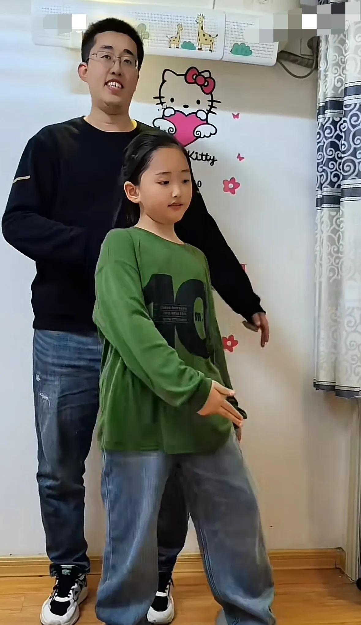 小井最近在直播间才艺颇多，又是画画又是跳舞的，原来都是闺女教的，小井的老婆发了一