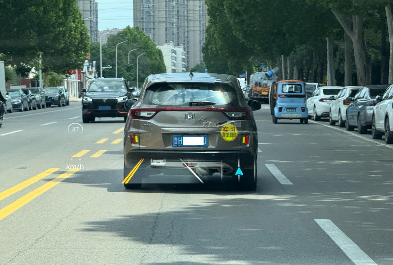 刚才在菜市场遇到一辆车，停在2个车位中间。回家路上又遇到这辆车，贴着实习的标识。