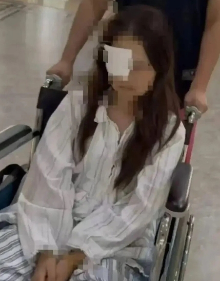 山东，一女生在景区玩漂流，结果被一群陌生男子从船上拖拽到岸边。还没等女生反应过来