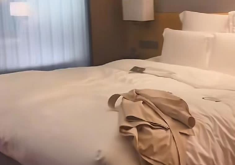 上海这样的酒店谁爱住谁住吧
七夕节当天，一对情侣好不容易做完了工作，合计利用这