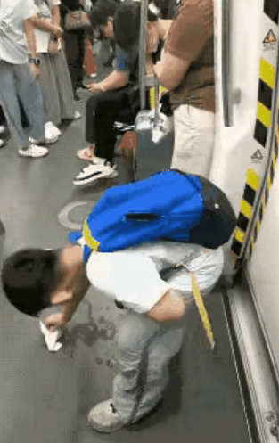 “小小年纪，火上人民日报！”广东广州，小男孩坐地铁喝饮料时，不小心洒在了地上。但
