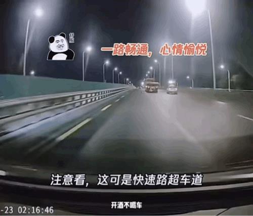 半挂车提前刹车给视频车预留变道空间了！视频车估计被单行道上的逆行电瓶车的远光灯给
