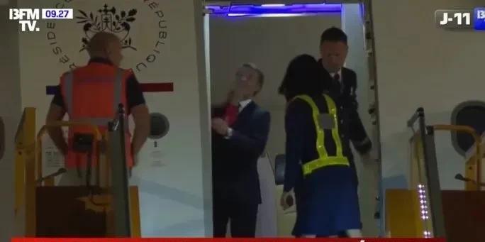是真打脸还是开玩笑？或许法国人的浪漫我们理解不了。
法国总统马克龙开启为期六天的