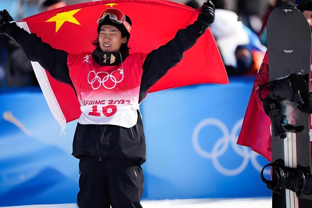 2月6日凌晨，米兰冬奥会单板滑雪男子大跳台预赛中，中国选手苏翊鸣首轮挑战正脚内转