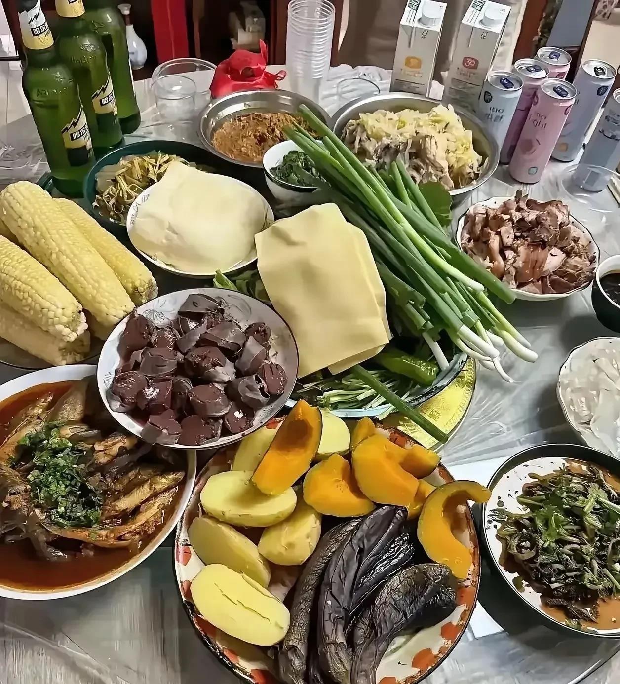 东北人的这桌饭菜，南方人会走吗？

一网友说：我是东北人，可能也会扭头就走，