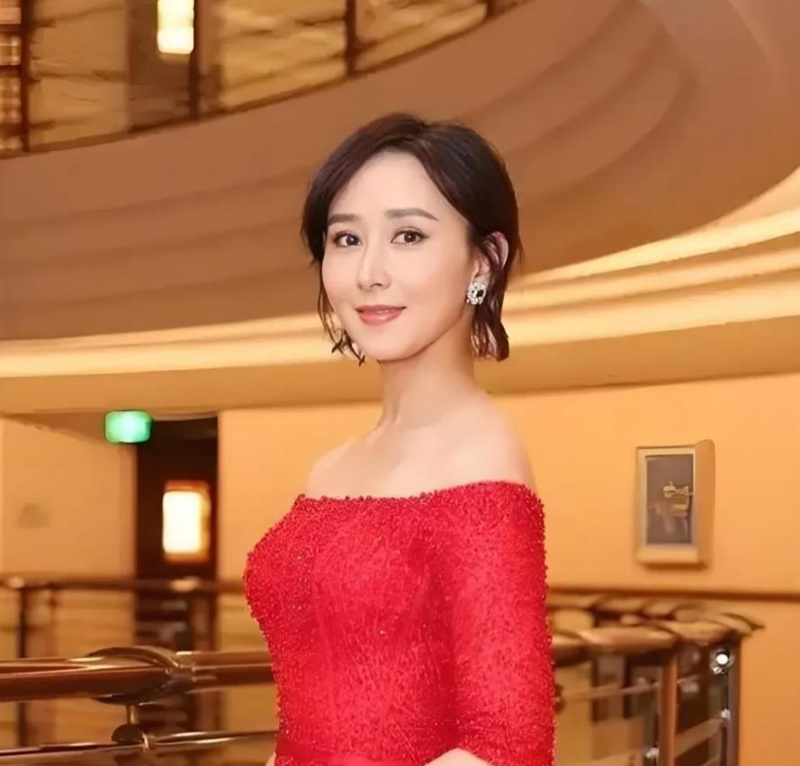 胡静说，刚进朱家时，吃完饭，我放下碗要离开，婆婆说：你把你的碗洗了！我心里很生气