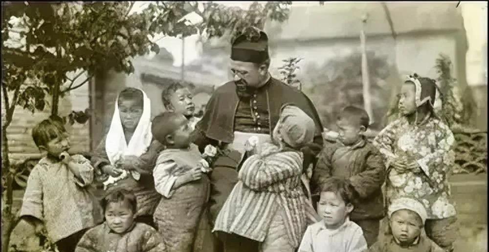 萨尔图·英翰在安徽巡抚任上时，府里养了不少年轻漂亮的丫鬟。
这些丫鬟大多是灾荒年