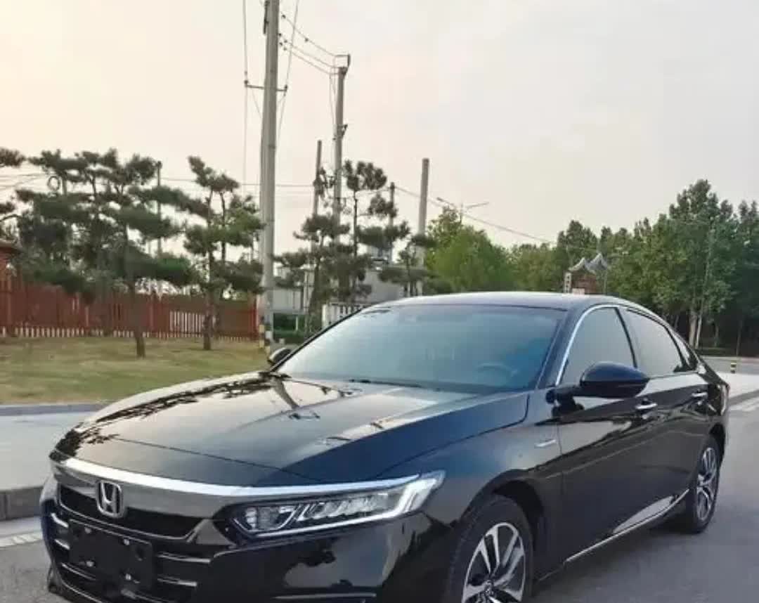 儿子开一辆雅阁，买了6年了，车辆状况不错，省油耐用，适合家庭购买。
但是前一段