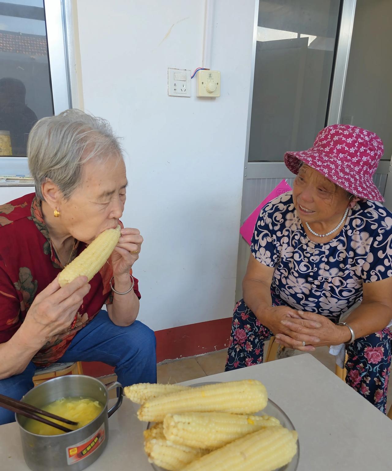 不知道老娘为什么这么喜欢吃这东西……
这次回来，老娘真是没少啃玉米，四个门牙两个
