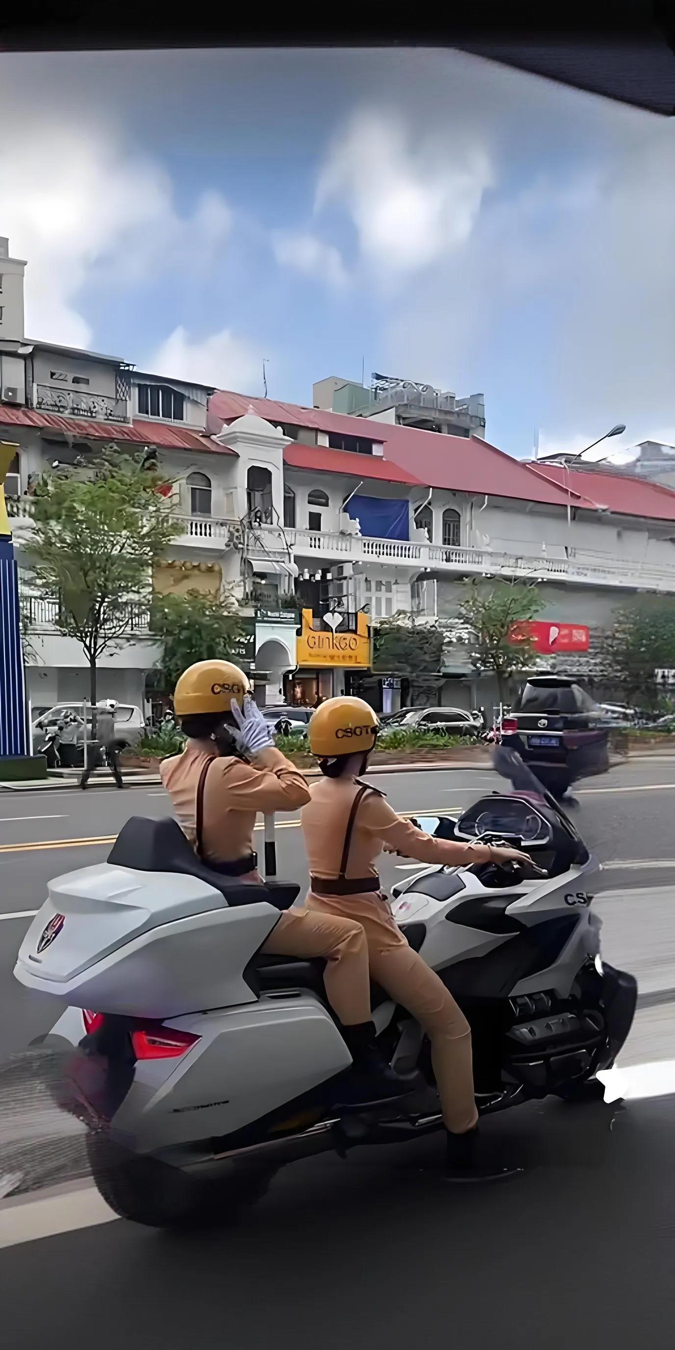 越南的交警不错呀，这摩托车也太大了吧。