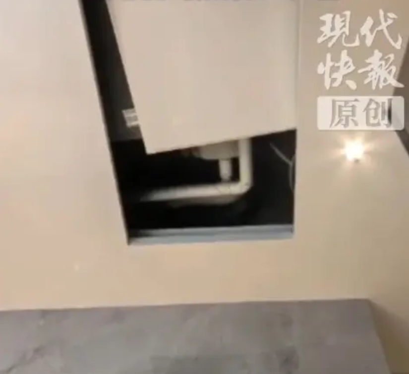 浙江舟山，女子入住一家酒店后，在浴室一丝不挂的冲凉时，突然听见“咚”的一声，抬眼