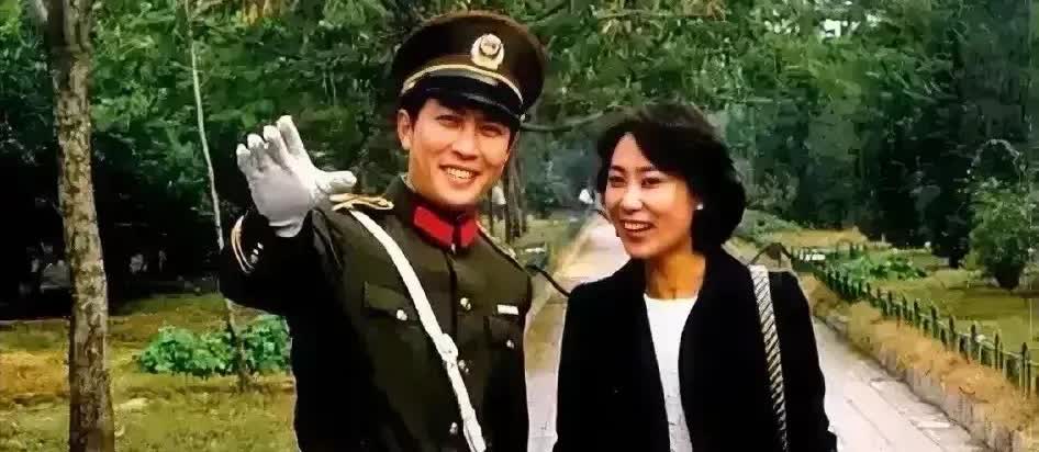 唐国强与女演员李岚在一起，亲切交谈，笑容满面，举止温柔，笑容灿烂，合影留念，永恒