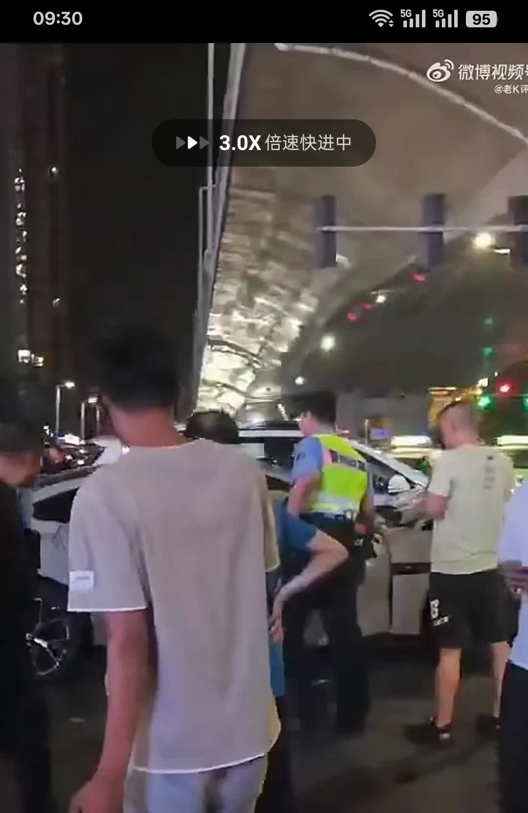 昨天晚上，郑州陇海西路和探十里附近，一辆小米汽车撞倒了多个电动车，并撞毁一辆车。