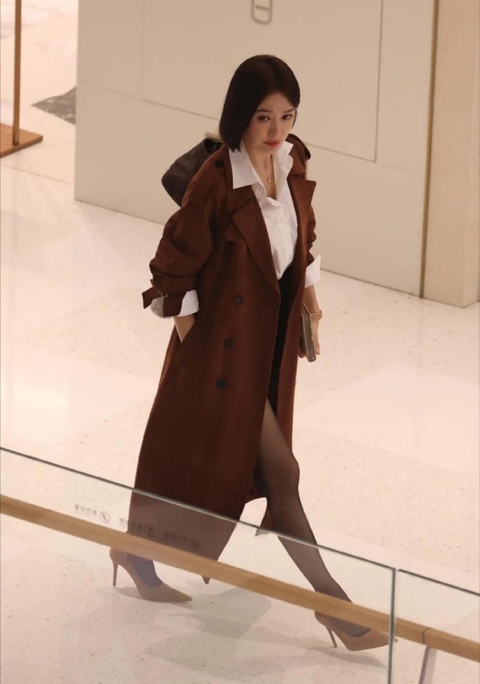 秦岚焦糖棕长风衣+白衬衫+黑裙=职场松弛感天花板！ 
