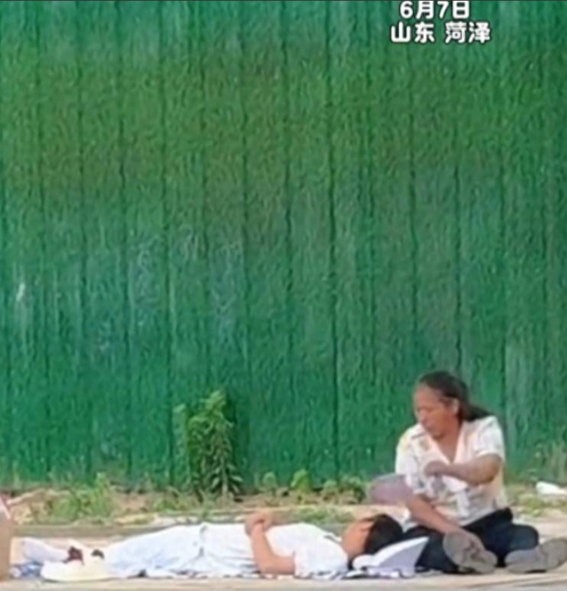 山东高考女生睡路边，白发母亲扇扇子：生活不易，母爱如山