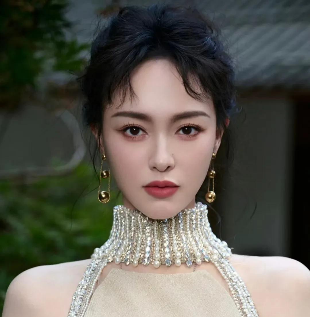唐嫣这新妆也太权威了！居然看出混血感
谁懂啊！之前看唐嫣总觉得是甜妹，这次新妆一