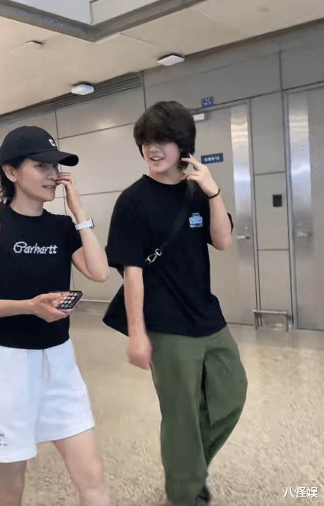 胡可母子现身机场，14岁安吉大人身高小孩性格，一头长发封印颜