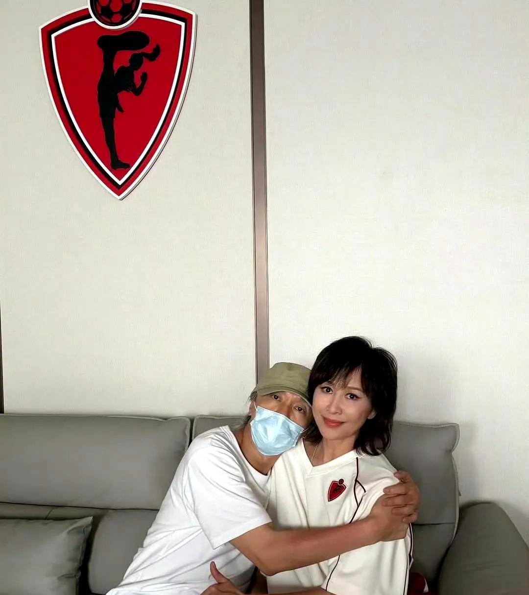 “星爷变‘小鸟依人’？刘嘉玲晒拥抱照，网友：这碗‘面’我磕了29年！”
谁能想到