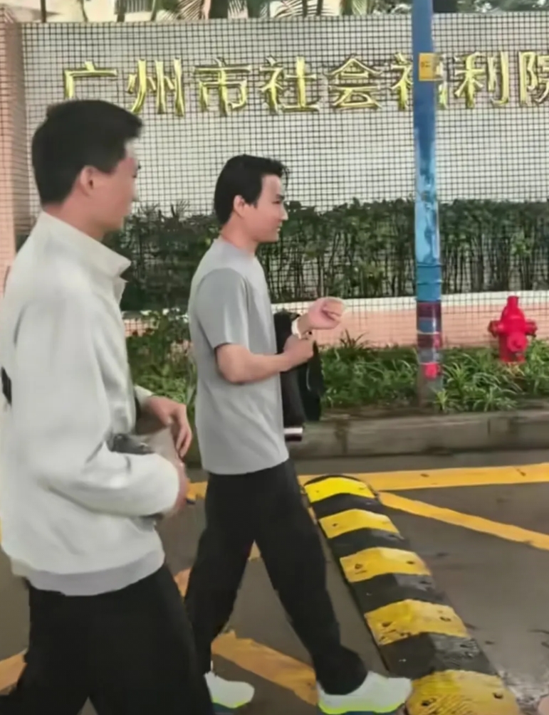 苏伢子此刻已经回到了美国。

回美国之前，在哥哥的陪同下，他们来到了广州，去看了