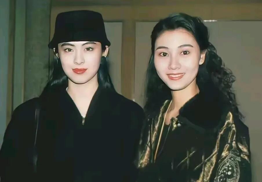 都说李嘉欣是当年可以和关之琳媲美的一个女明星，可看她年轻时的颜值一般，还没有王祖