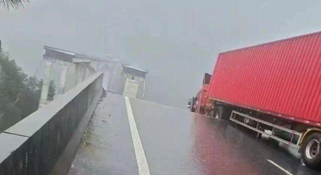 【#贵州高速路一大桥因强降雨发生垮塌# ，官方通报】6月24日9时30分许，有网