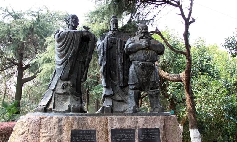 诸葛亮历史地位高，原因众多。他助刘备建立蜀汉，三分天下，有经天纬地之才，是杰出的