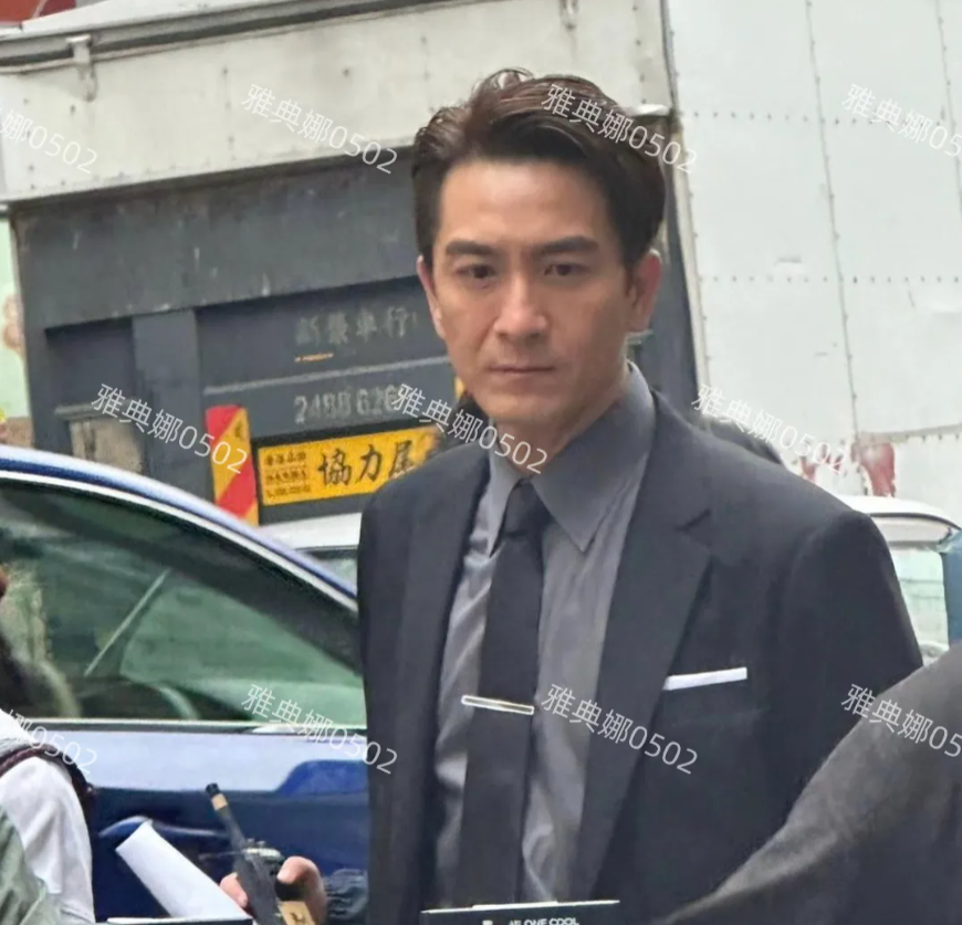 马国明本人居然这么帅，真人很靓仔，结婚以后状态越来越好了！
偶遇马国明拍戏，他个