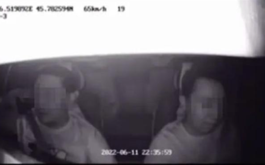 网约车司机拒绝醉汉抽烟被威胁受尽委屈，忍无可忍掏出王炸证件，三个嚣张家伙瞬间从天堂到地狱！