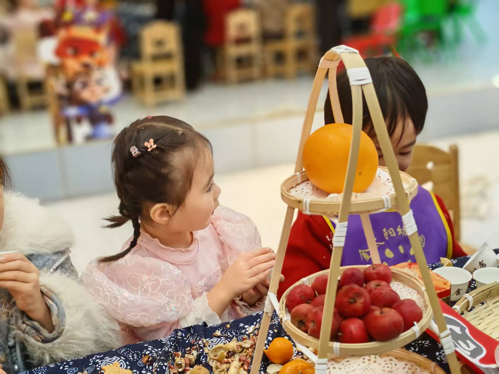 3岁幼儿过年给长辈拜年，递红包的礼仪是怎样的