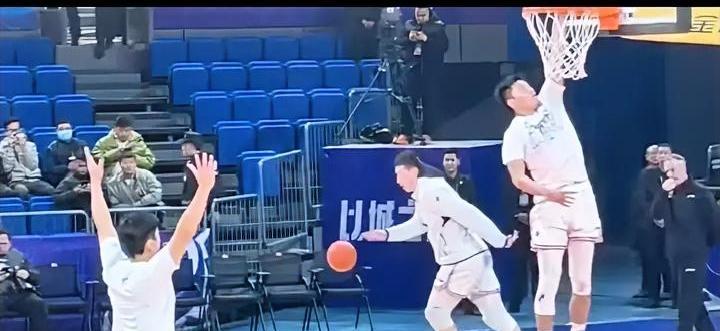 广州龙狮和广东宏远的交易引爆全网……
广州龙狮将崔永熙和焦泊乔打包交易至广东宏远