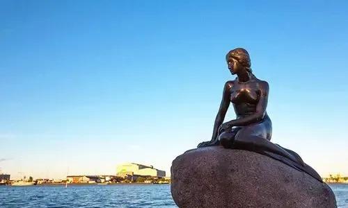 美国用一个眼神就让丹麦跪了，双手奉上格陵兰，而他们出动了三百架飞机，十九盟国，数
