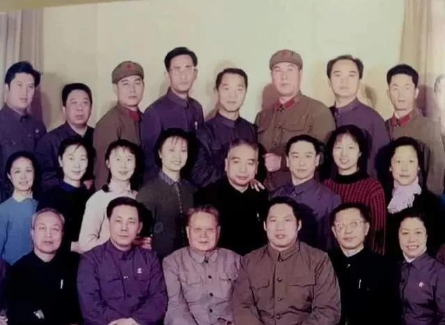 样板戏原生代演员大合影。李玉和，李奶奶，李铁梅，阿庆嫂，柯湘，郭建光，吴清华，都