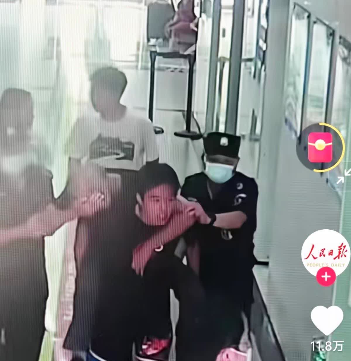 4名高考少年的“高考后首考”

6月18日湖北街头，
暑气蒸腾里藏着惊险瞬
