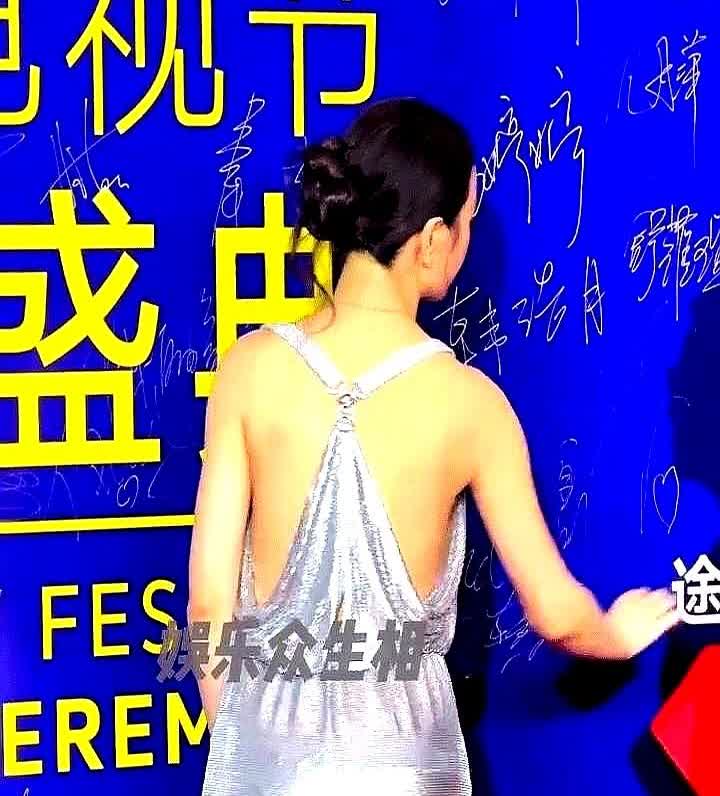 真佩服李梦，每次出席活动都不穿内内，一股子妈感。
说到穿衣自由，其实很多时候咱
